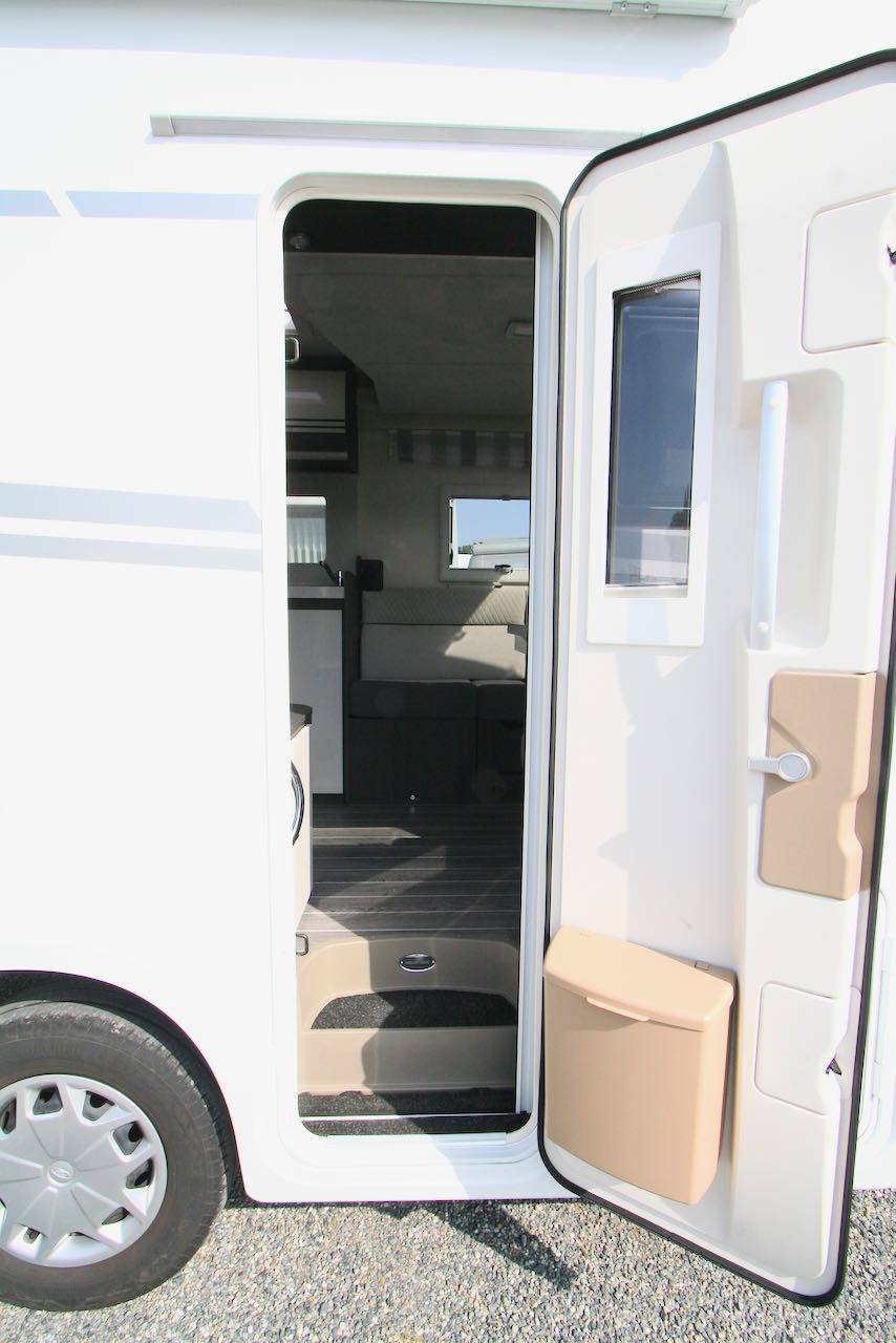 Camping-car profilé d'occasion, maxi-salon, boîte auto, Roller Team Kronos 230 TL Selekt, à Roques, proche Toulouse (31)