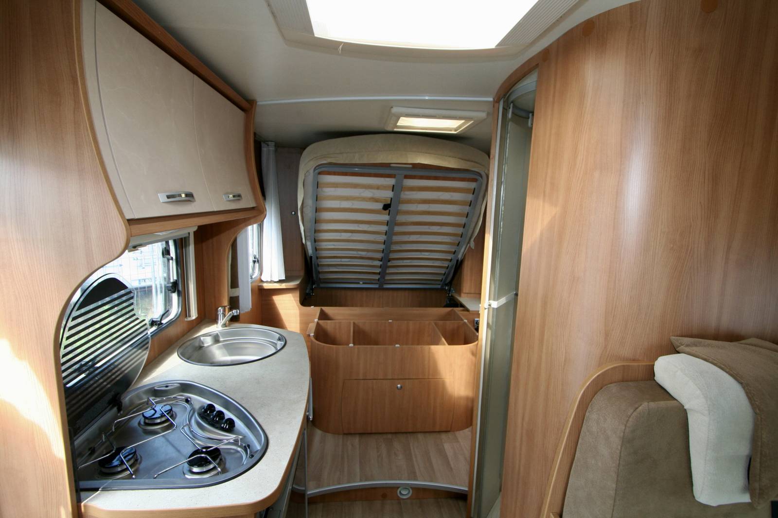 Achat Petit camping-car profilé d’occasion, lit central, 4 places, 4 couchages, Challenger Genesis 42, à Roques proche de Toulouse (31)