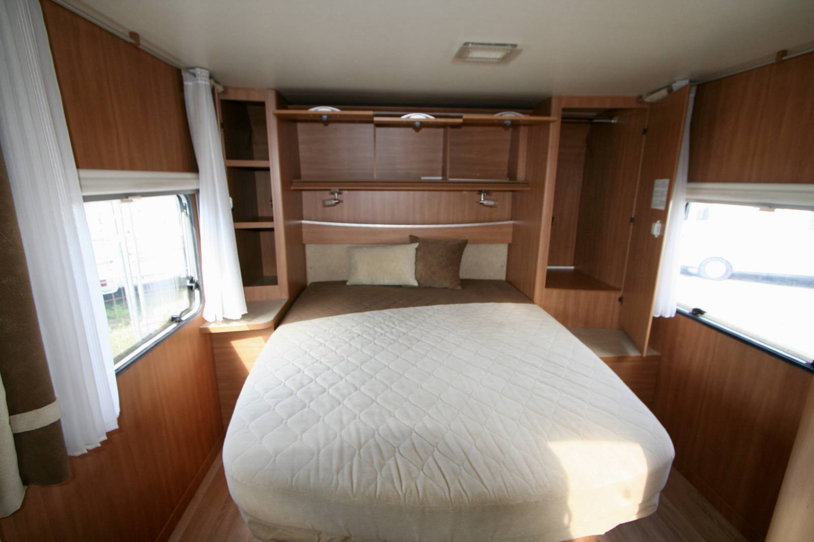 Vente Petit camping-car profilé d’occasion, lit central, 4 places, 4 couchages, Challenger Genesis 42, à Roques proche de Toulouse (31)