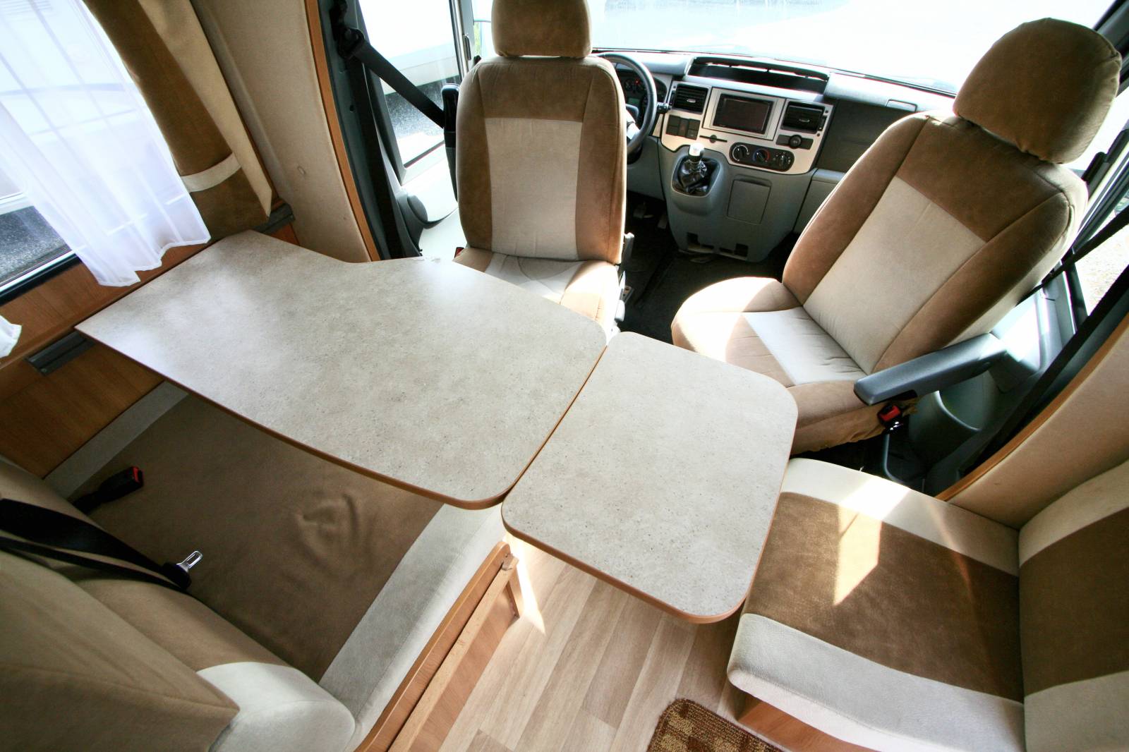 Vente Petit camping-car profilé d’occasion, lit central, 4 places, 4 couchages, Challenger Genesis 42, à Roques proche de Toulouse (31)