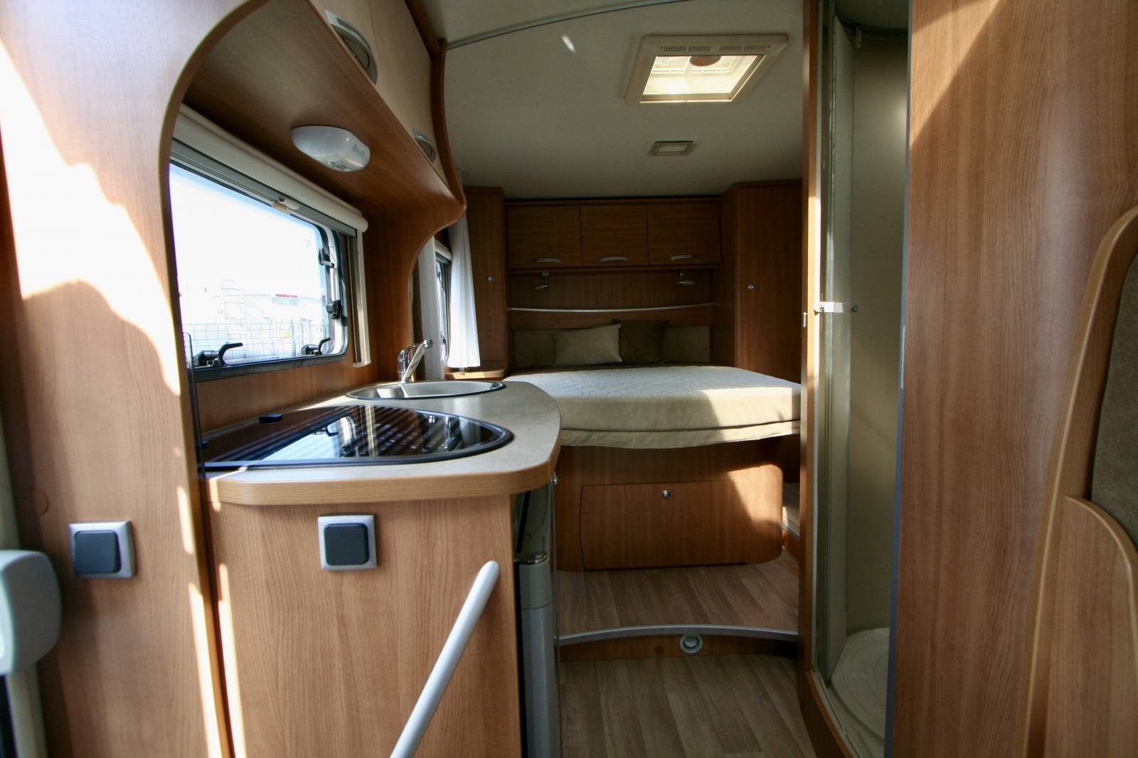 Achat Petit camping-car profilé d’occasion, lit central, 4 places, 4 couchages, Challenger Genesis 42, à Roques proche de Toulouse (31)