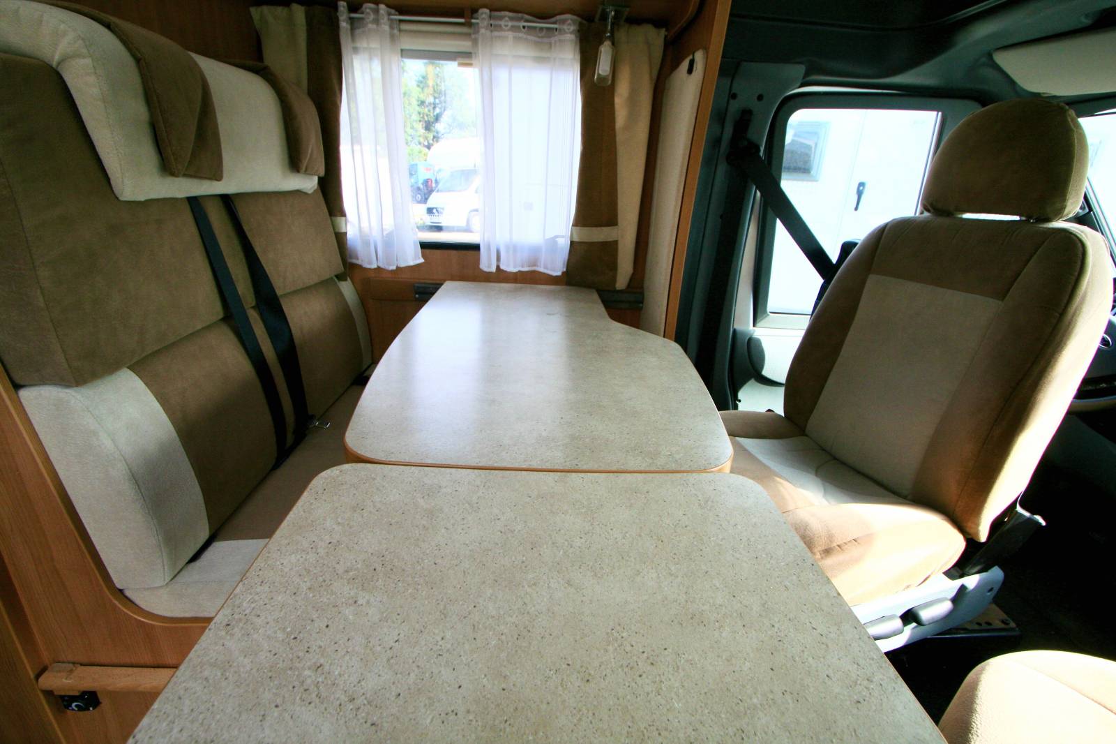 Vente Petit camping-car profilé d’occasion, lit central, 4 places, 4 couchages, Challenger Genesis 42, à Roques proche de Toulouse (31)