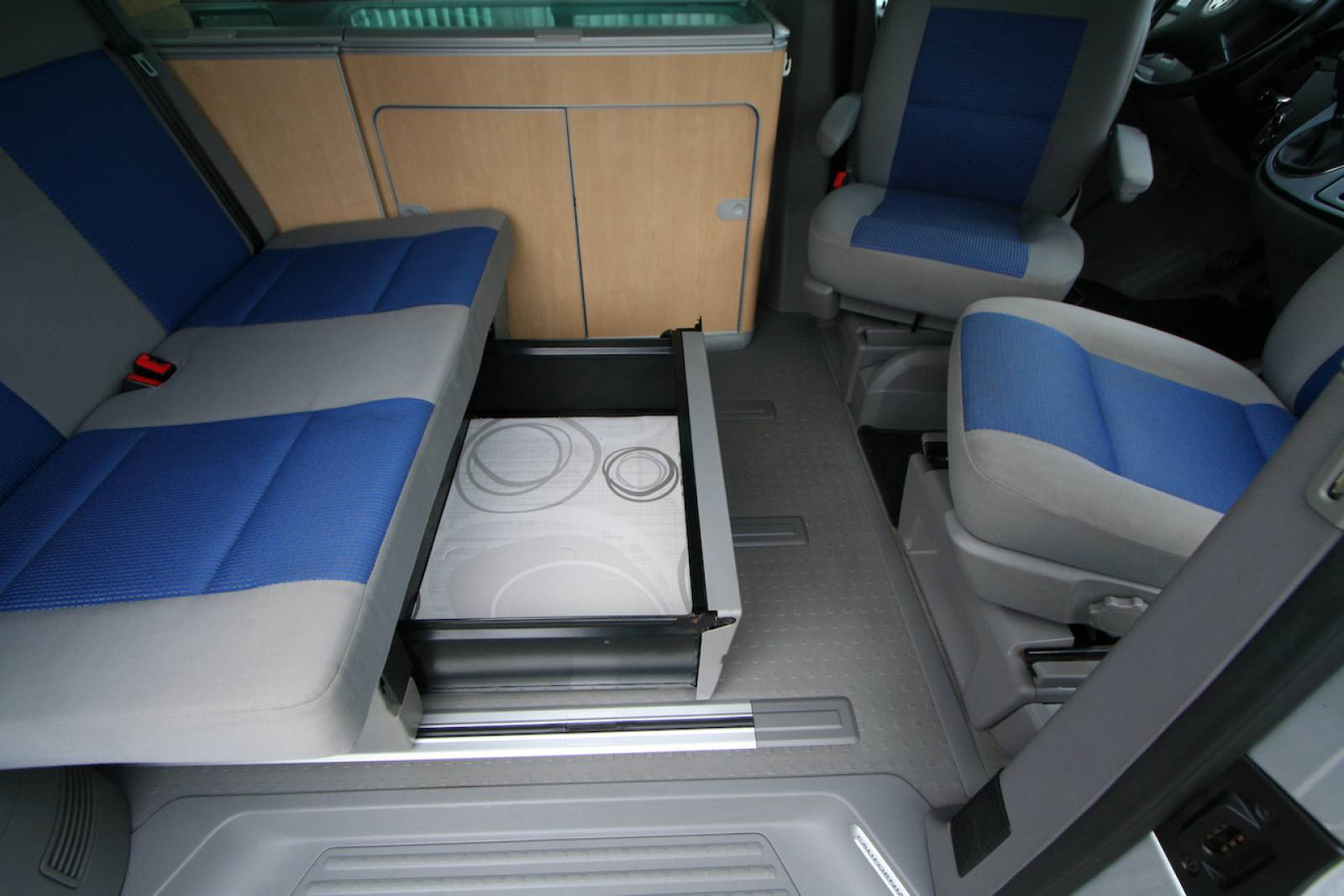 Fourgon van occasion, 4 couchages, moins de 5 m, 174 CV, California T5 Confortline à Roques, près de Toulouse (31)