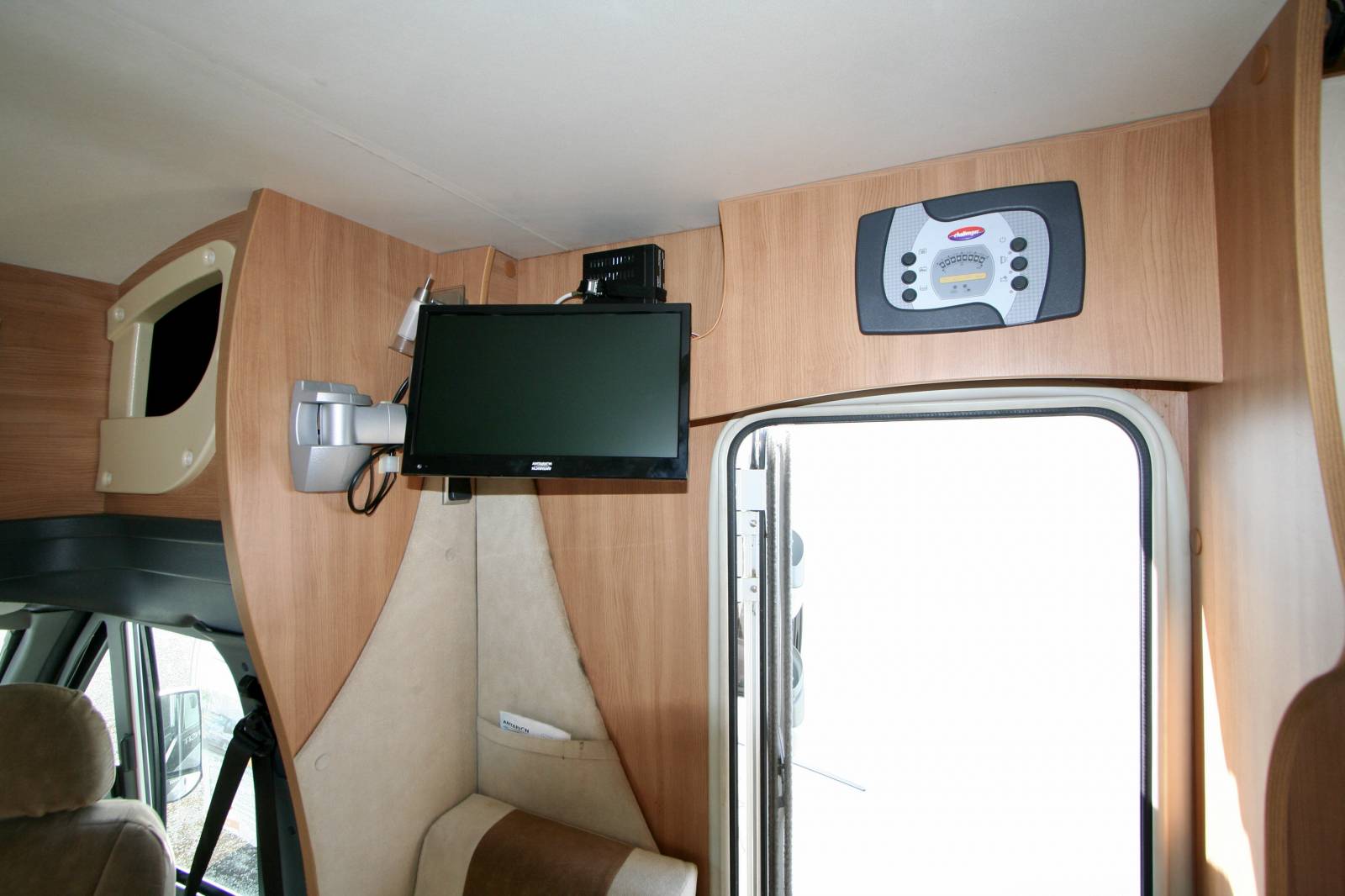 Achat Petit camping-car profilé d’occasion, lit central, 4 places, 4 couchages, Challenger Genesis 42, à Roques proche de Toulouse (31)