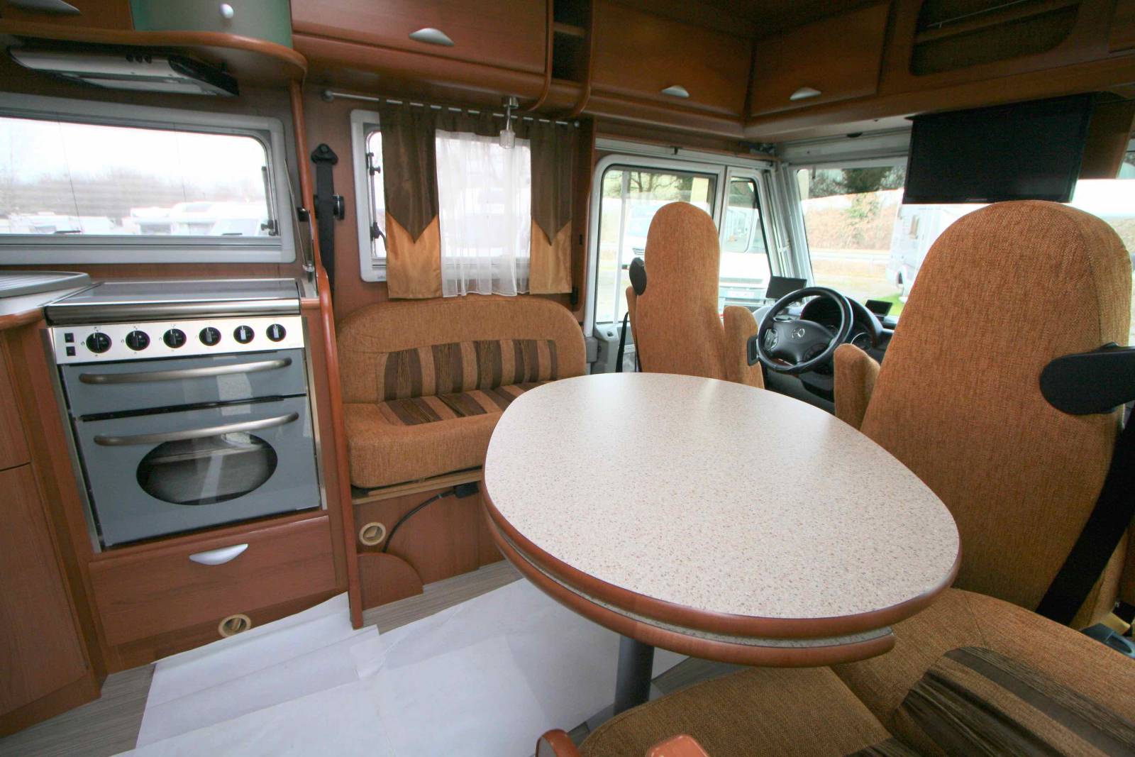 Camping-car intégral occasion, Mercedes, lits jumeaux, salon face à face, Pilote explorateur G733 FJ, à Roques près Toulouse