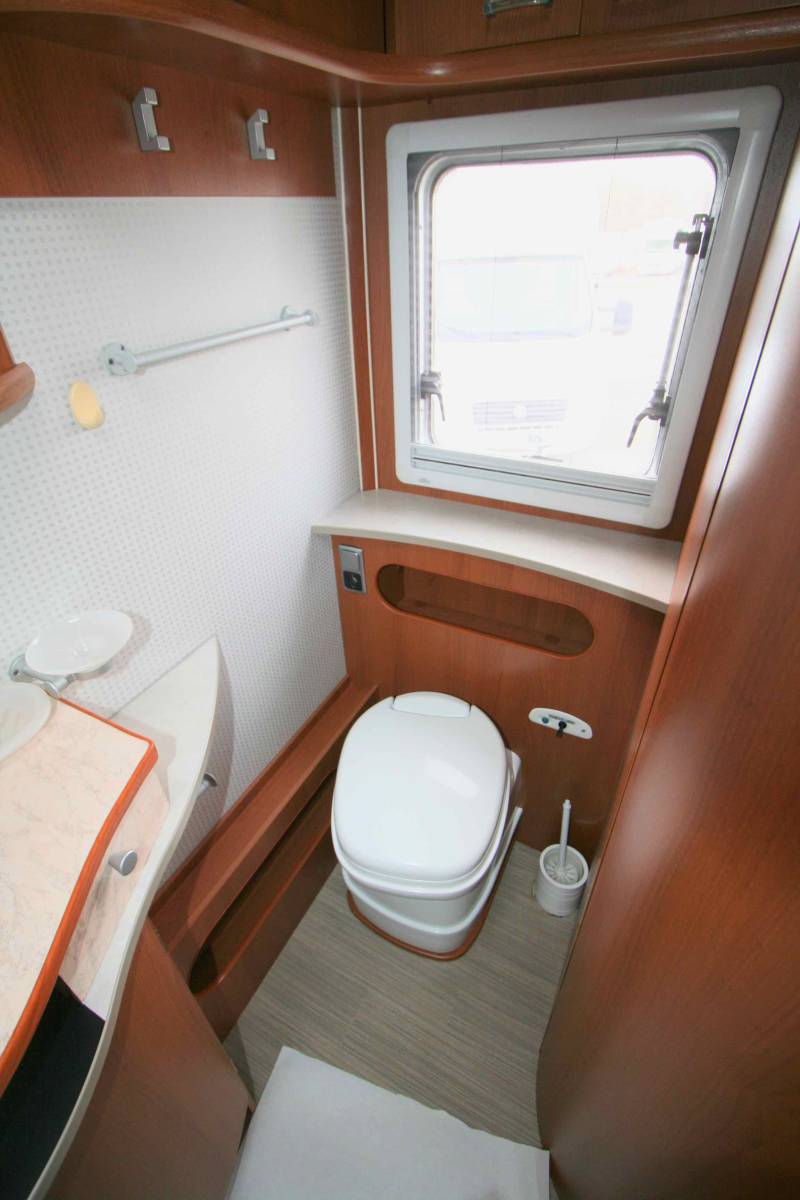 Camping-car intégral occasion, Mercedes, lits jumeaux, salon face à face, Pilote explorateur G733 FJ, à Roques près Toulouse