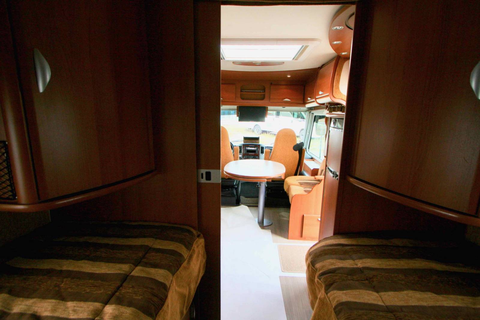 Camping-car intégral occasion, Mercedes, lits jumeaux, salon face à face, Pilote explorateur G733 FJ, à Roques près Toulouse