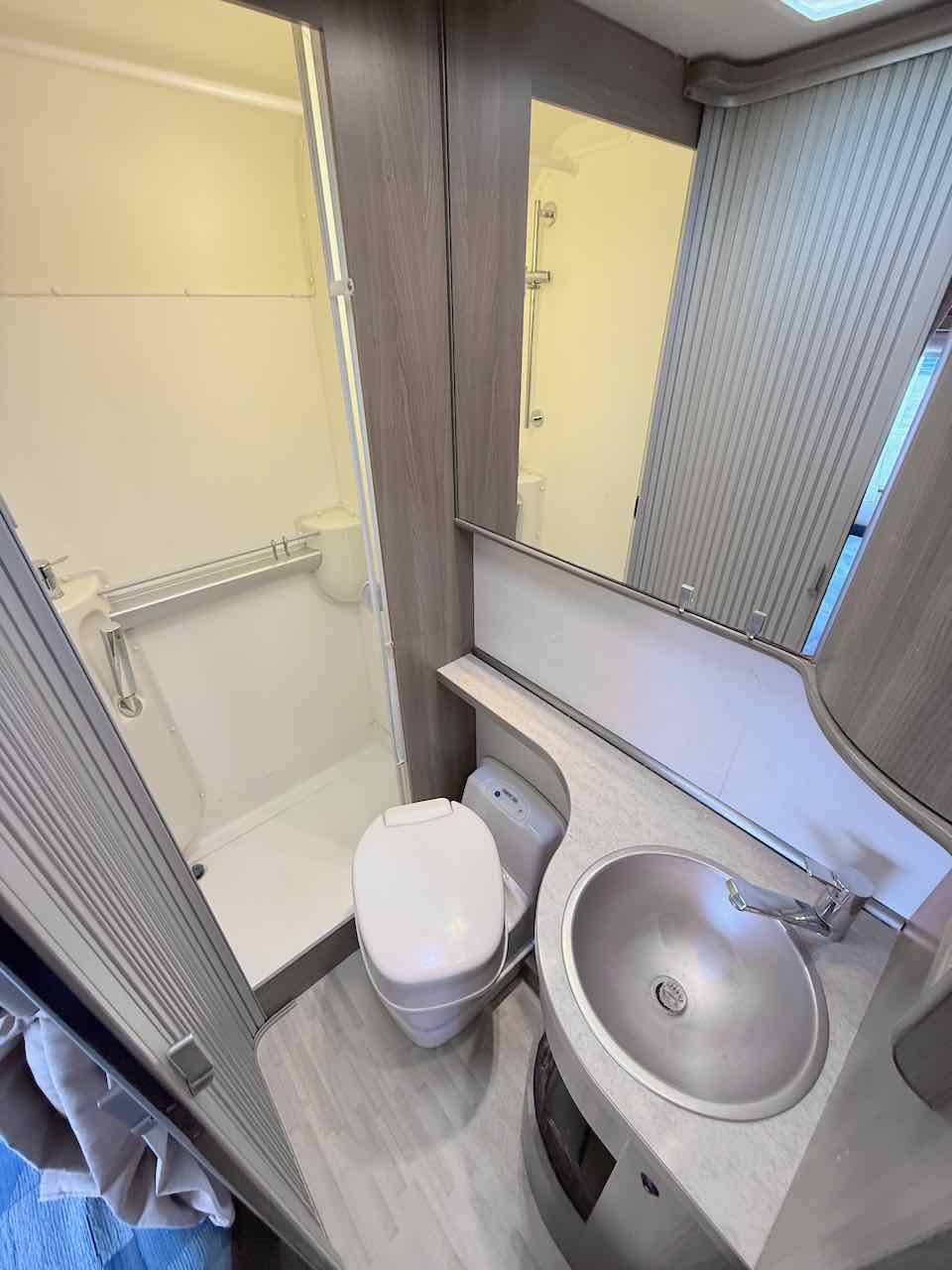 Achat Camping-car profilé occasion, lit à la française, moins de 7 m, Eriba Emotion 653, à Roques proche de Toulouse (31)