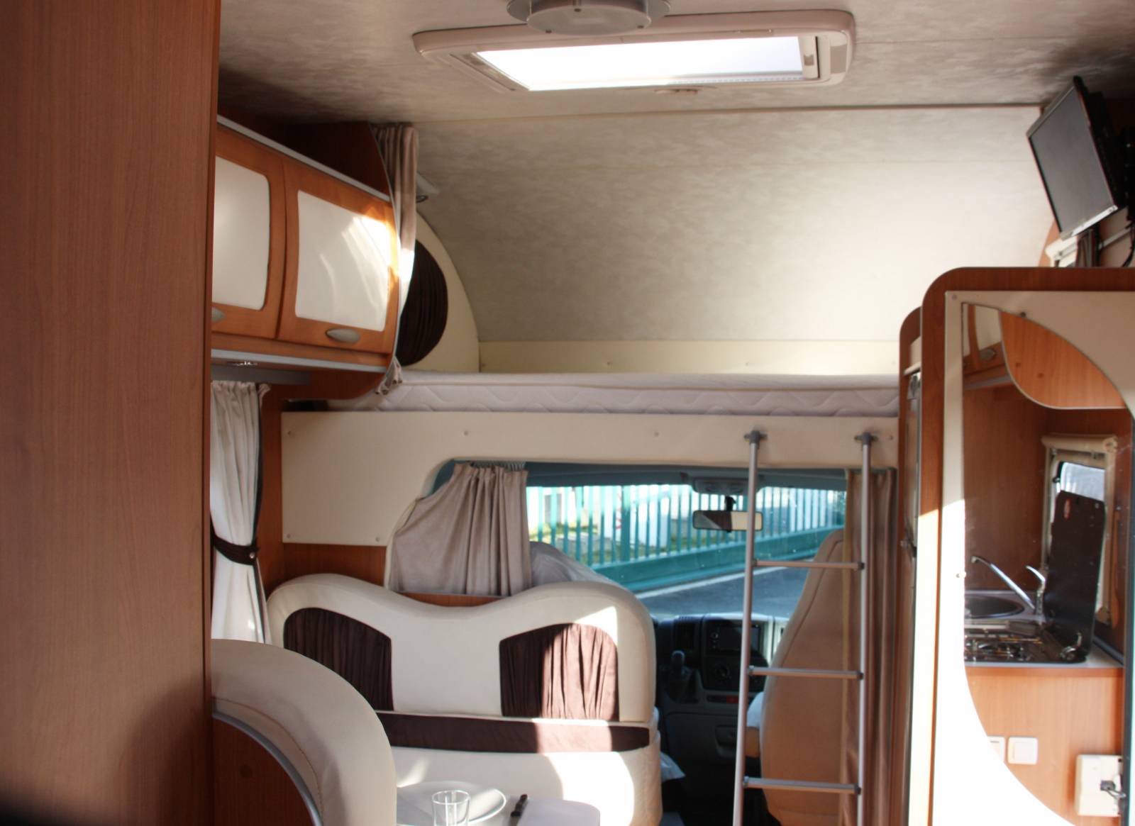 Location camping-car 6 places sur bordeaux aquitaine et toulouse occitanie