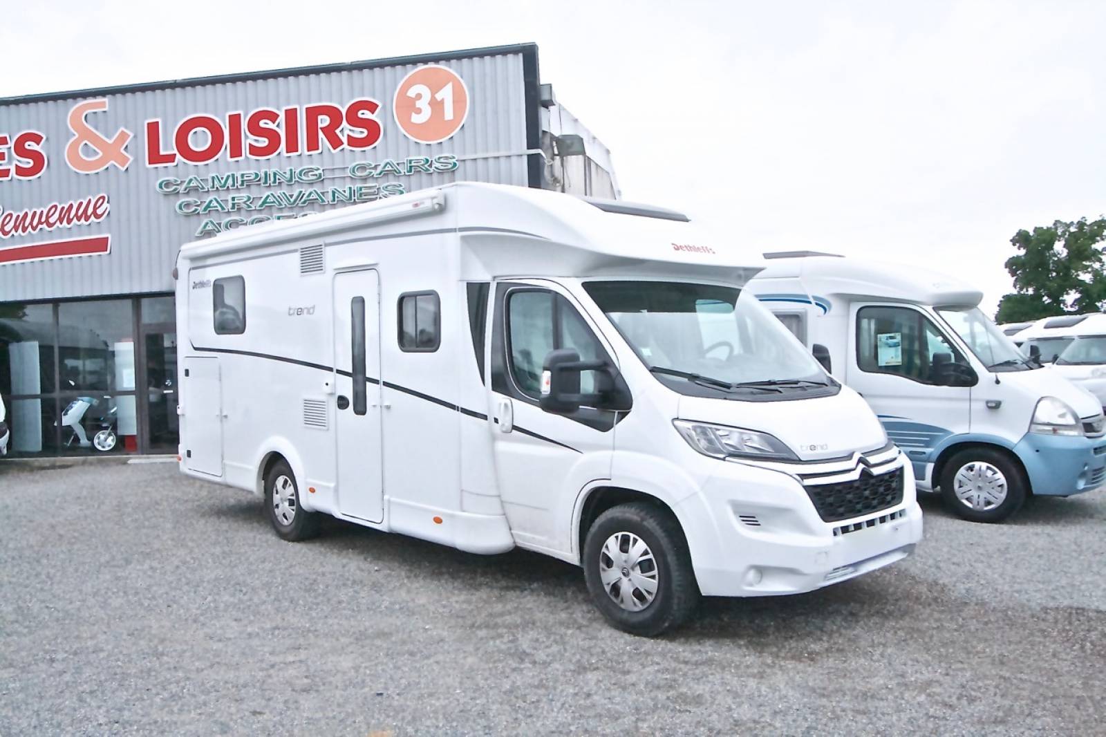 Camping-car profilé occasion, lit de milieu, récent, Dethleffs Trend T7057 DBL, à Roques proche de Toulouse (31)