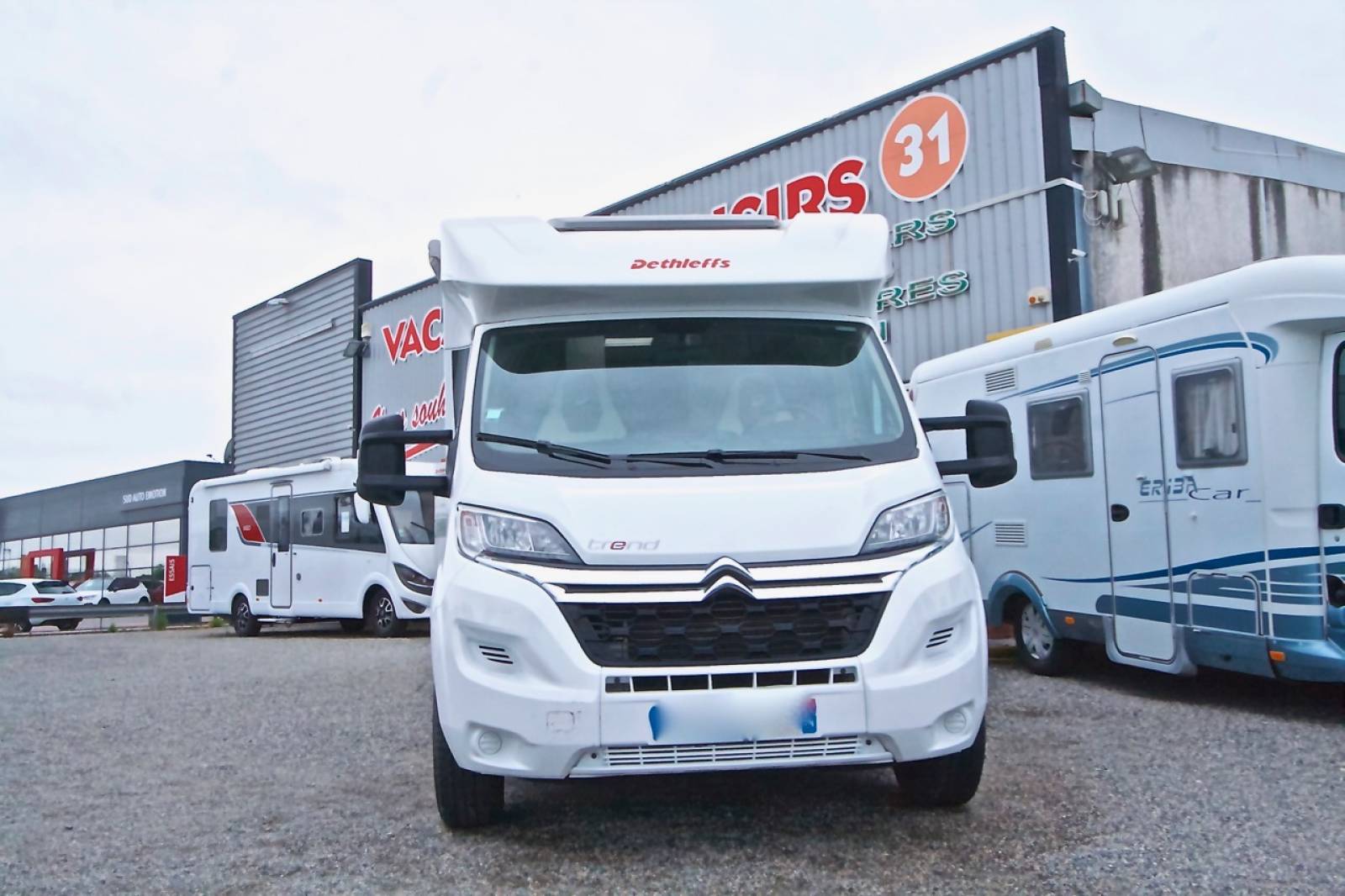 Camping-car profilé occasion, lit de milieu, récent, Dethleffs Trend T7057 DBL, à Roques proche de Toulouse (31)