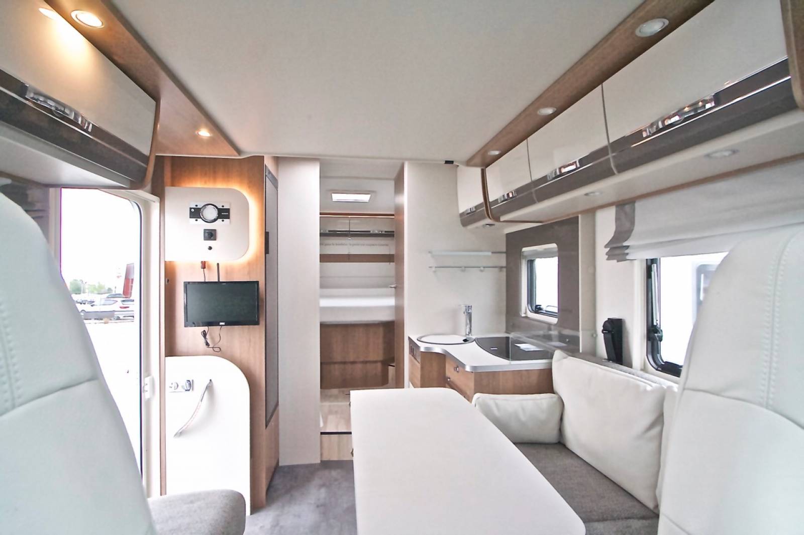 Camping-car profilé occasion, lit de milieu, récent, Dethleffs Trend T7057 DBL, à Roques proche de Toulouse (31)