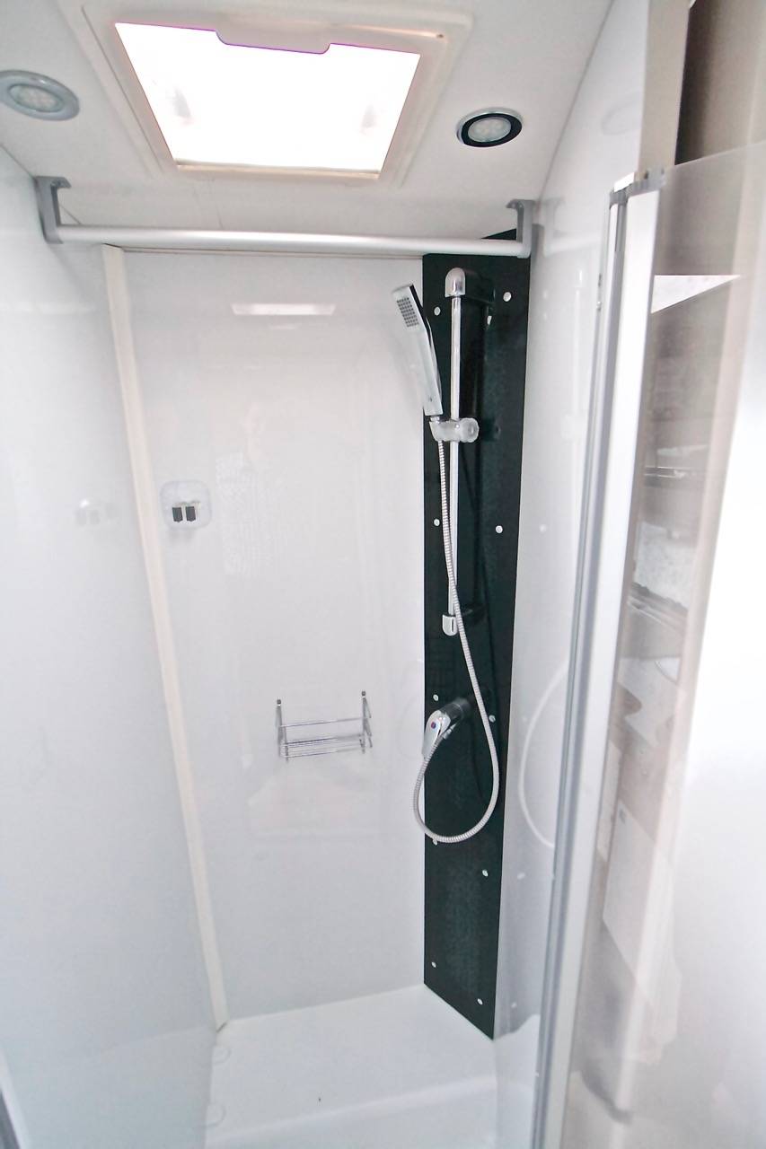 Camping-car profilé occasion, lit de milieu, récent, Dethleffs Trend T7057 DBL, à Roques proche de Toulouse (31)