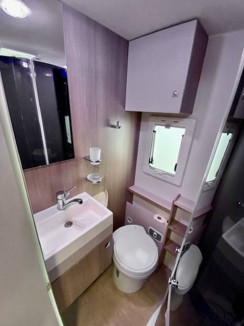 Vend Camping-car capucine occasion, 7 places, 7 couchages, lits superposés, Challenger Genesis C 256, à Roques pirsche de Toulouse (31)