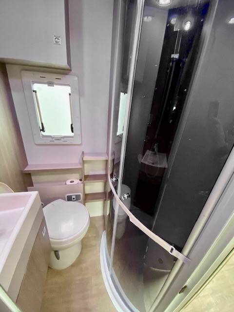 Camping-car capucine occasion, 7 places, 7 couchages, lits superposés, Challenger Genesis C 256, à Roques pirsche de Toulouse (31)