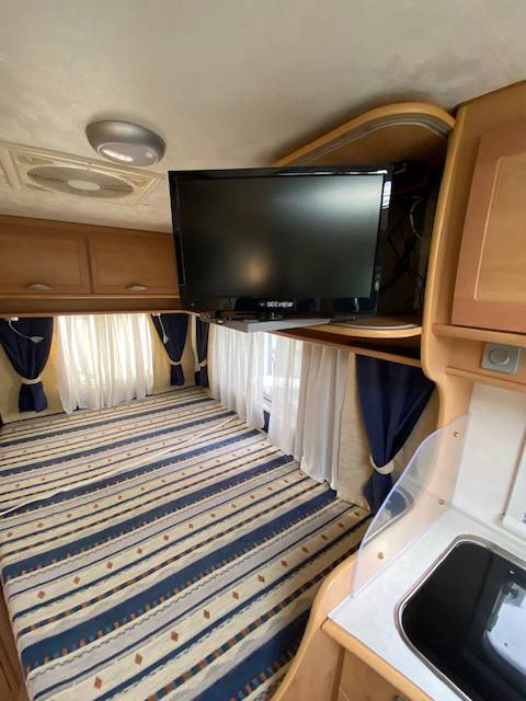 Un camping-car profilé de moins de 7 m, lit à la française, le Mc Louis Glen 363, à Roques proche de Toulouse