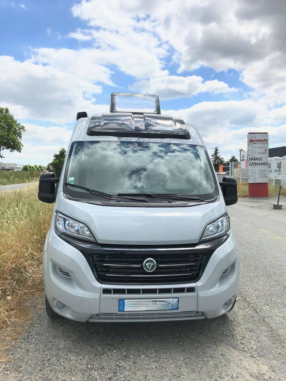 Fourgon aménagé d'occasion boîte auto, lits jumeaux, Font Vendôme DUO VAN séjour à Roques près Toulouse (31)