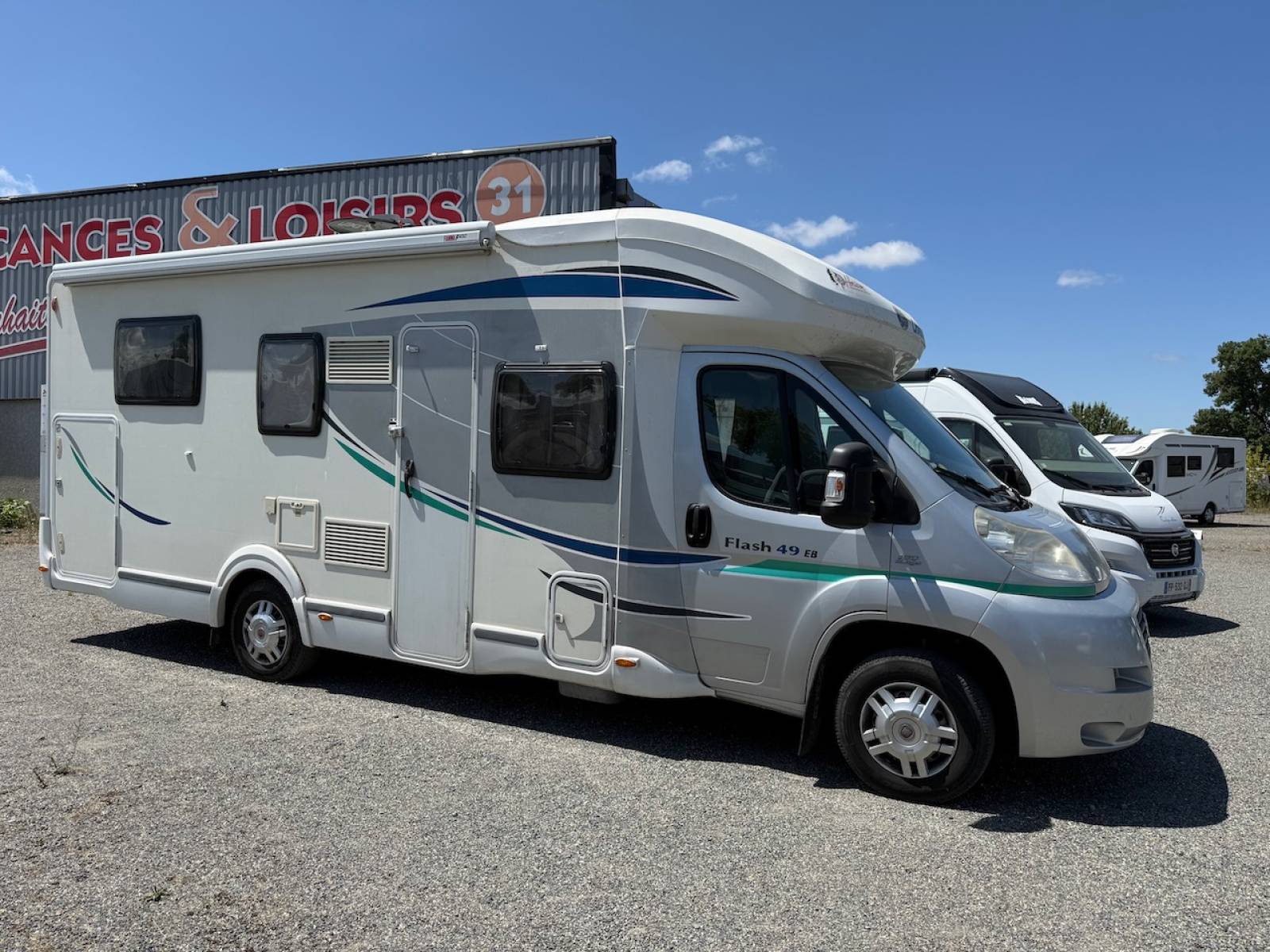 Camping-car profilé occasion, lit central, lit de pavillon, 4 places cartes grise; Chausson Flash 49 EB, à Roques proche de Toulouse (31)
