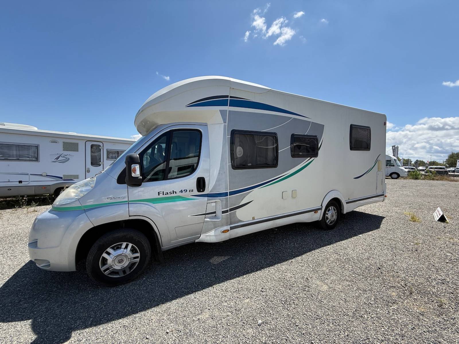 Camping-car profilé occasion, lit central, lit de pavillon, 4 places cartes grise; Chausson Flash 49 EB, à Roques proche de Toulouse (31)