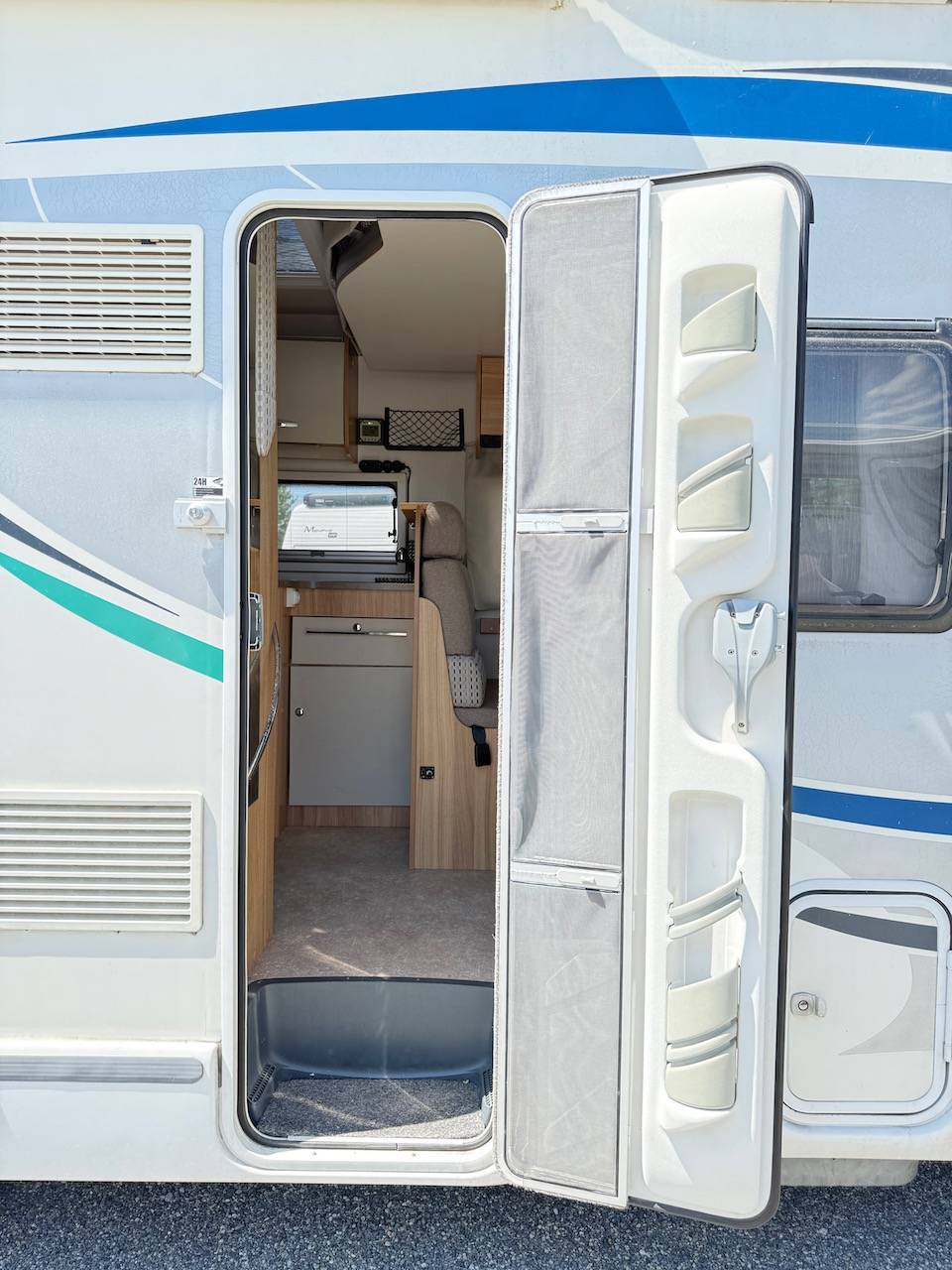 Achat Camping-car profilé occasion, lit central, lit de pavillon, 4 places cartes grise; Chausson Flash 49 EB, à Roques proche de Toulouse (31)