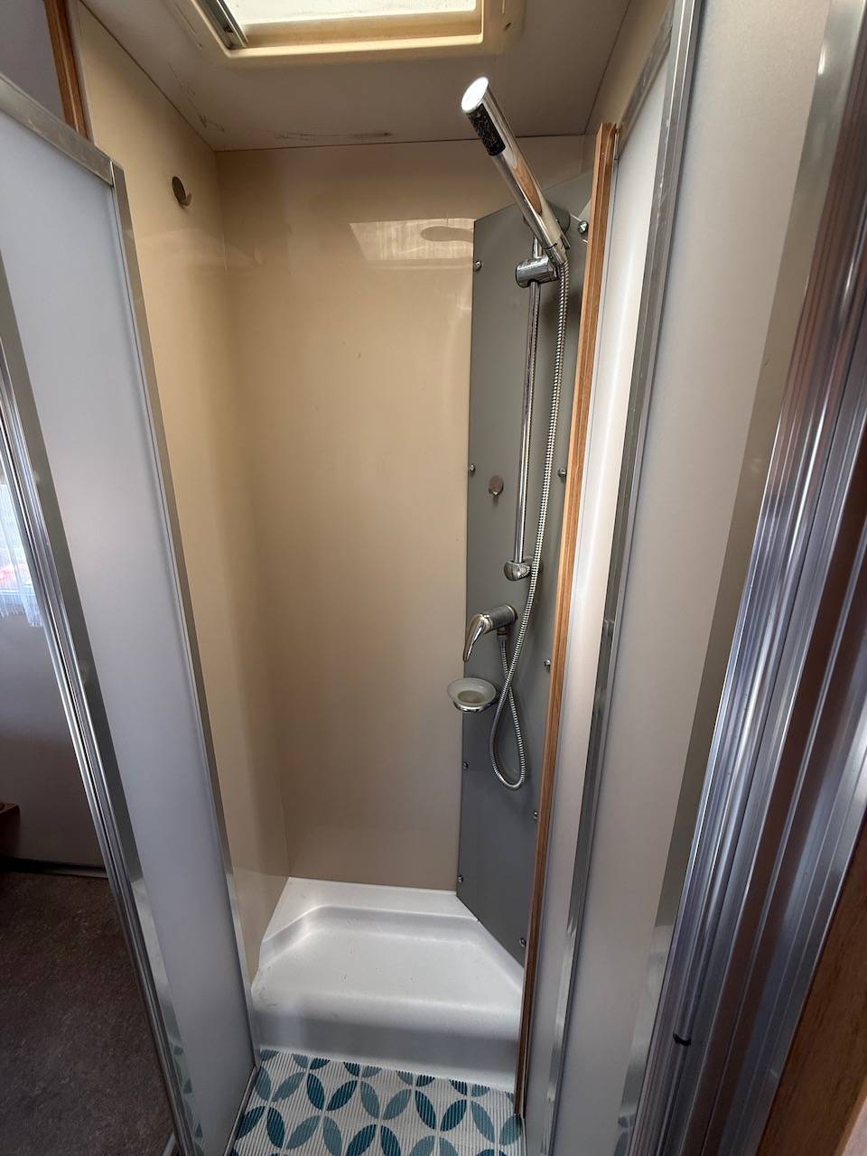 Achat Camping-car profilé occasion, lit central, lit de pavillon, 4 places cartes grise; Chausson Flash 49 EB, à Roques proche de Toulouse (31)