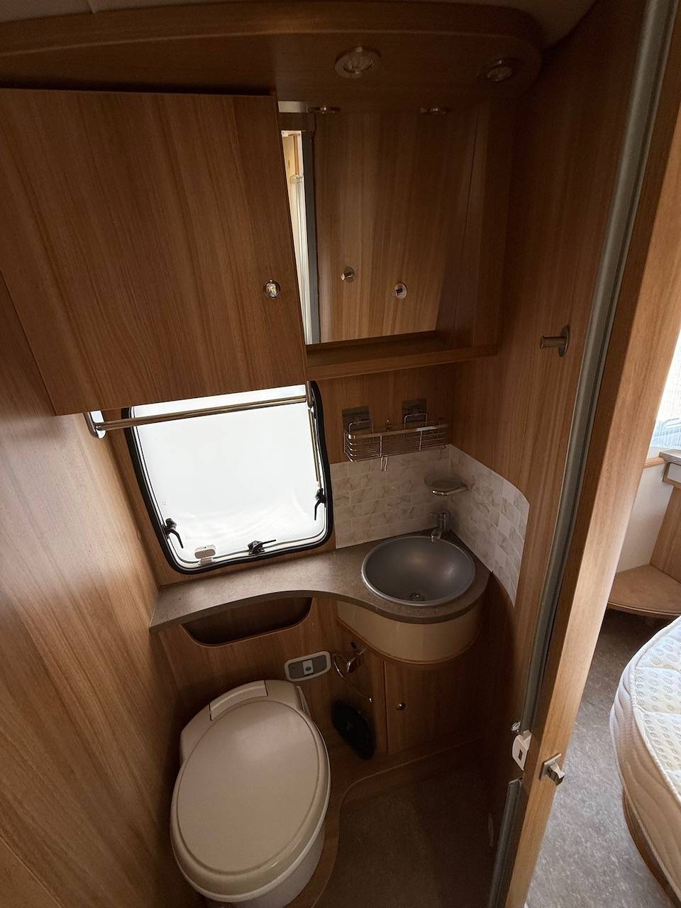 Vente Camping-car profilé occasion, lit central, lit de pavillon, 4 places cartes grise; Chausson Flash 49 EB, à Roques proche de Toulouse (31)