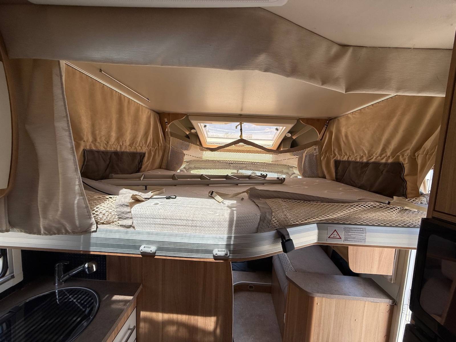 Vente Camping-car profilé occasion, lit central, lit de pavillon, 4 places cartes grise; Chausson Flash 49 EB, à Roques proche de Toulouse (31)