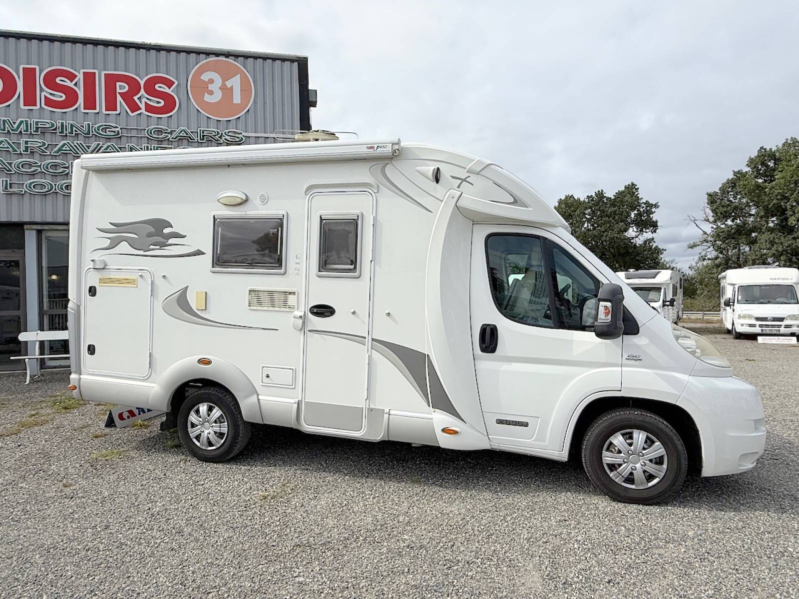 Camping-car profilé occasion, lit transversal, lit de pavillon, 3 couchages, moins de 6 m, Laika X 595 R, à Roques proche de Toulouse (31)