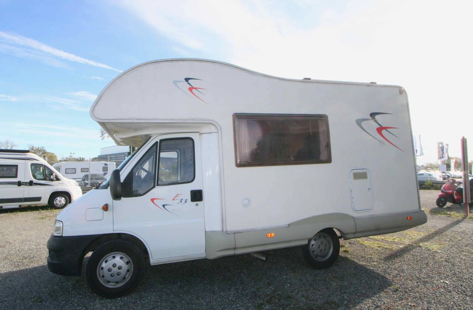 Vacances et Loisirs, spécialiste du camping-car d’occasion en Haute-Garonne, propose à la vente un camping-car capucine occasion, 4 couchages, moins de 6 m, Joint E33, à Roques, proche de Toulouse (31)