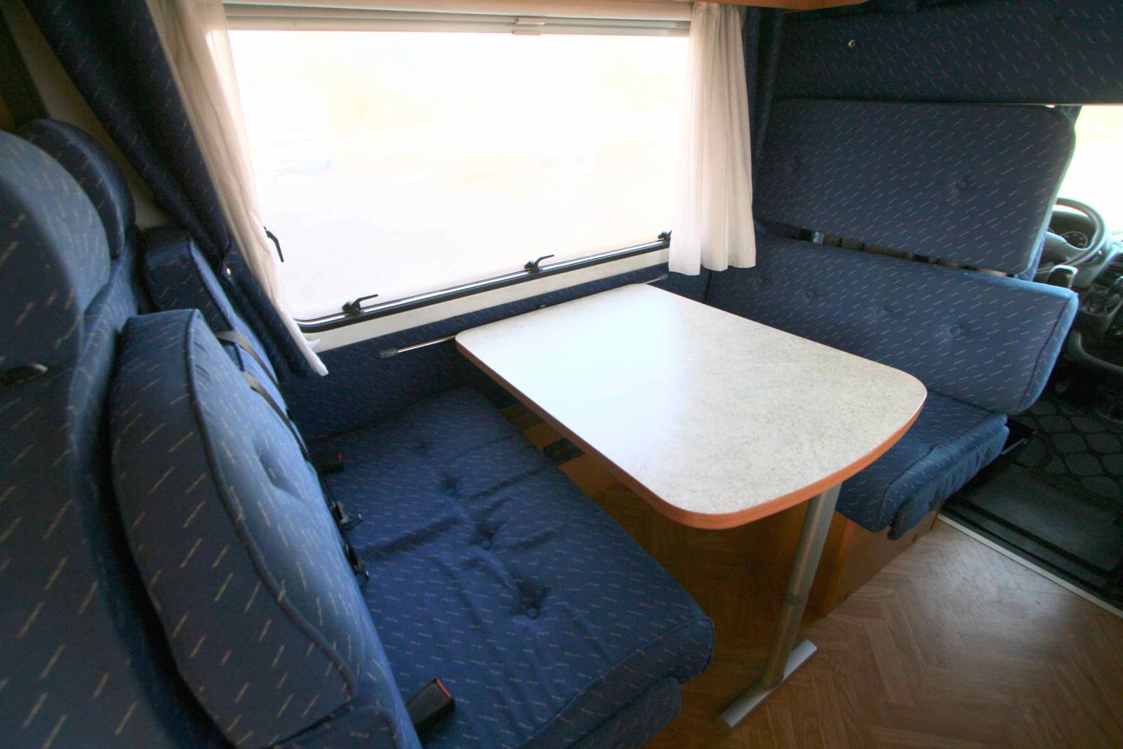 Vacances et Loisirs, spécialiste du camping-car d’occasion en Haute-Garonne, propose à la vente un camping-car capucine occasion, 4 couchages, moins de 6 m, Joint E33, à Roques, proche de Toulouse (31)