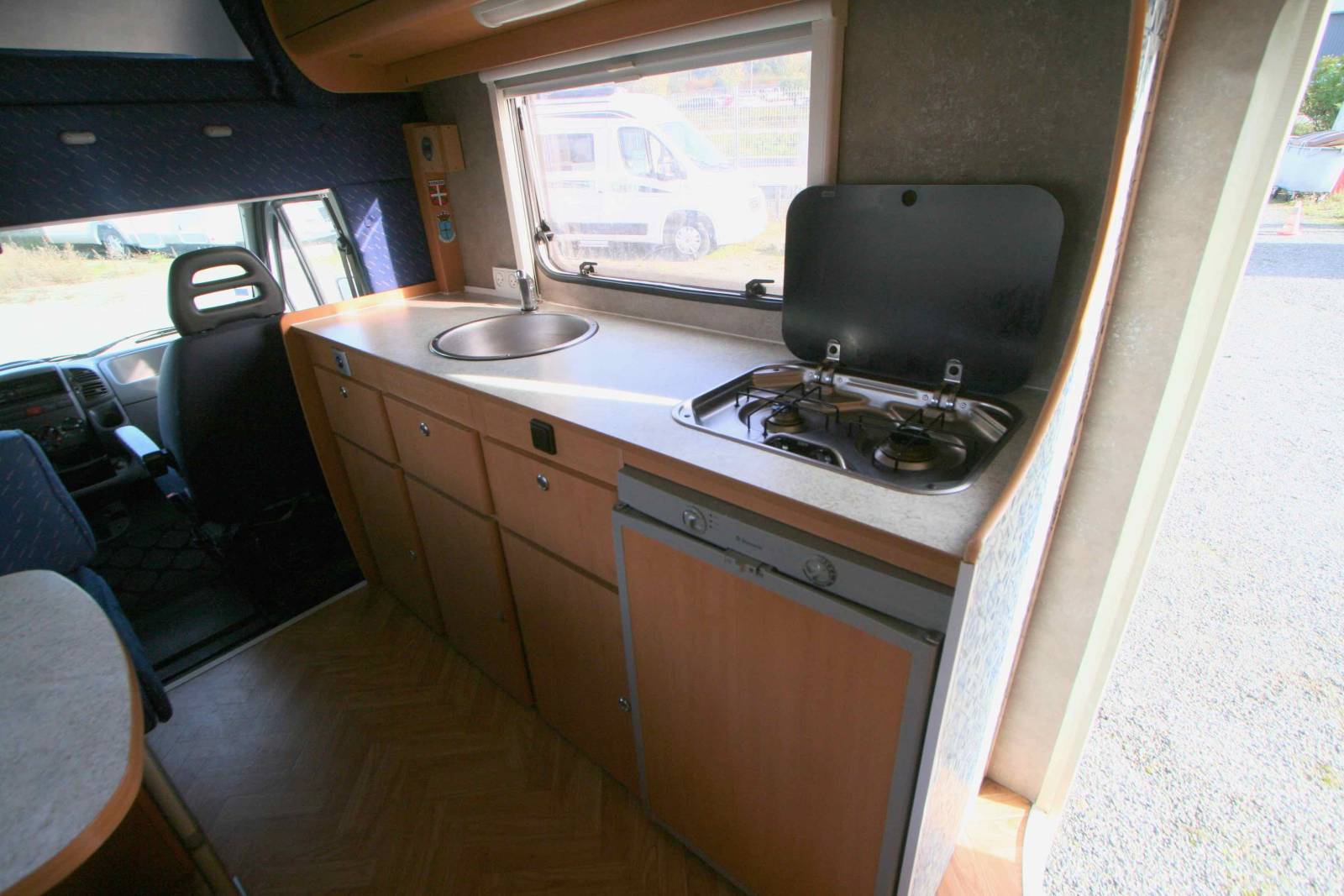 Vacances et Loisirs, spécialiste du camping-car d’occasion en Haute-Garonne, propose à la vente un camping-car capucine occasion, 4 couchages, moins de 6 m, Joint E33, à Roques, proche de Toulouse (31)