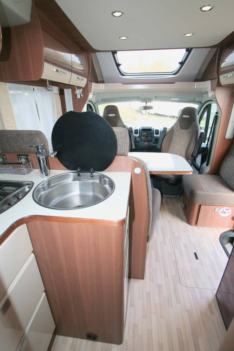 Camping-car profilé d'occasion, lit central, lit de pavillon, LMC Cruiser T692 G Confort, à Roques, proche de Toulouse (31)