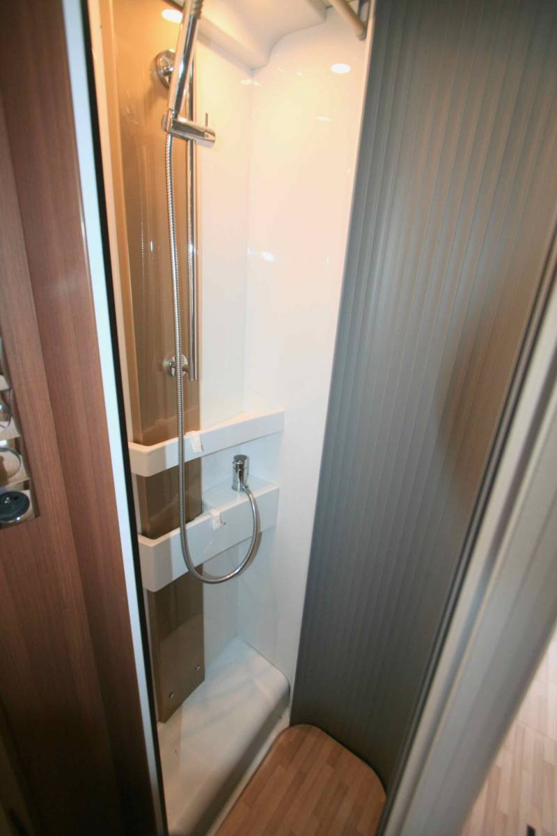 Camping-car profilé d'occasion, lit central, lit de pavillon, LMC Cruiser T692 G Confort, à Roques, proche de Toulouse (31)