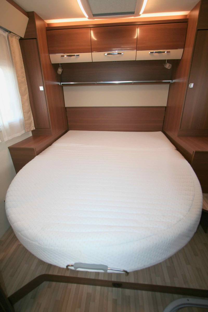 Vend Camping-car profilé d'occasion, lit central, lit de pavillon, LMC Cruiser T692 G Confort, à Roques, proche de Toulouse (31)