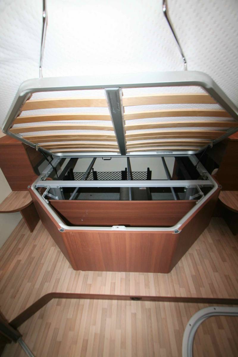 Camping-car profilé d'occasion, lit central, lit de pavillon, LMC Cruiser T692 G Confort, à Roques, proche de Toulouse (31)