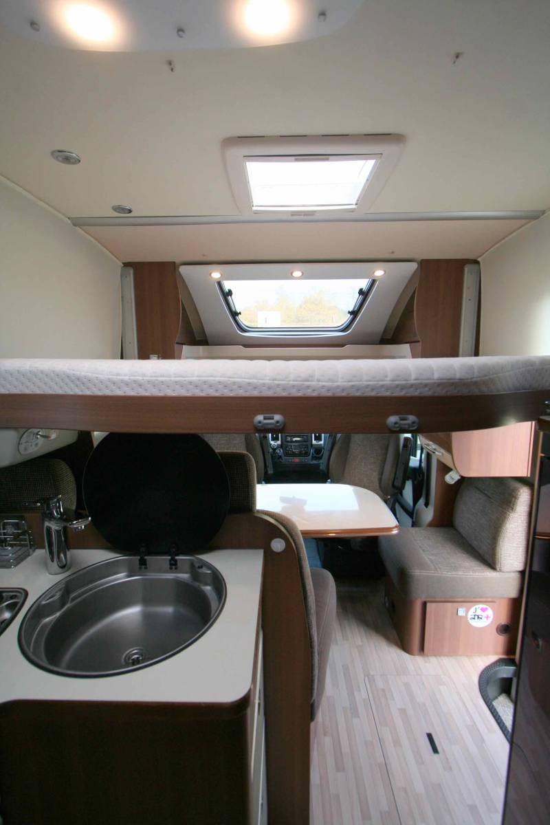 Camping-car profilé d'occasion, lit central, lit de pavillon, LMC Cruiser T692 G Confort, à Roques, proche de Toulouse (31)