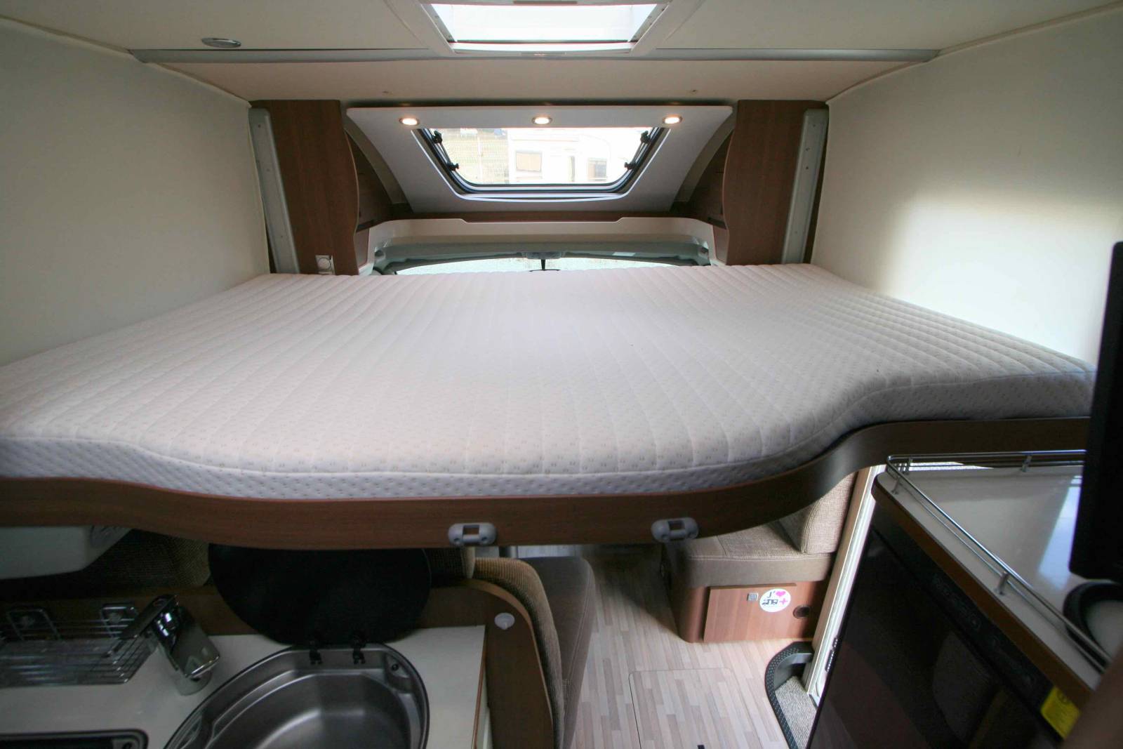 Vend Camping-car profilé d'occasion, lit central, lit de pavillon, LMC Cruiser T692 G Confort, à Roques, proche de Toulouse (31)