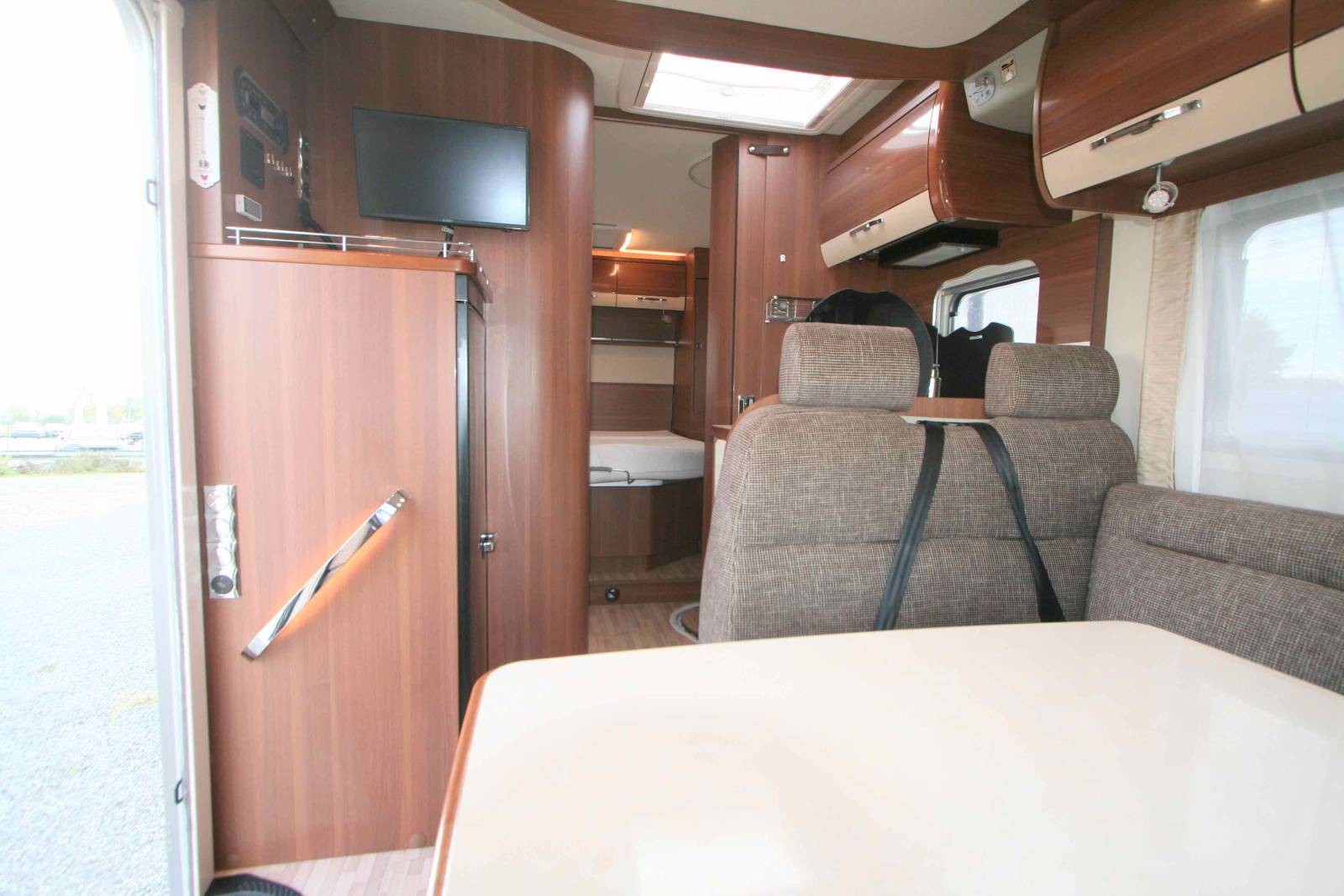 Camping-car profilé d'occasion, lit central, lit de pavillon, LMC Cruiser T692 G Confort, à Roques, proche de Toulouse (31)