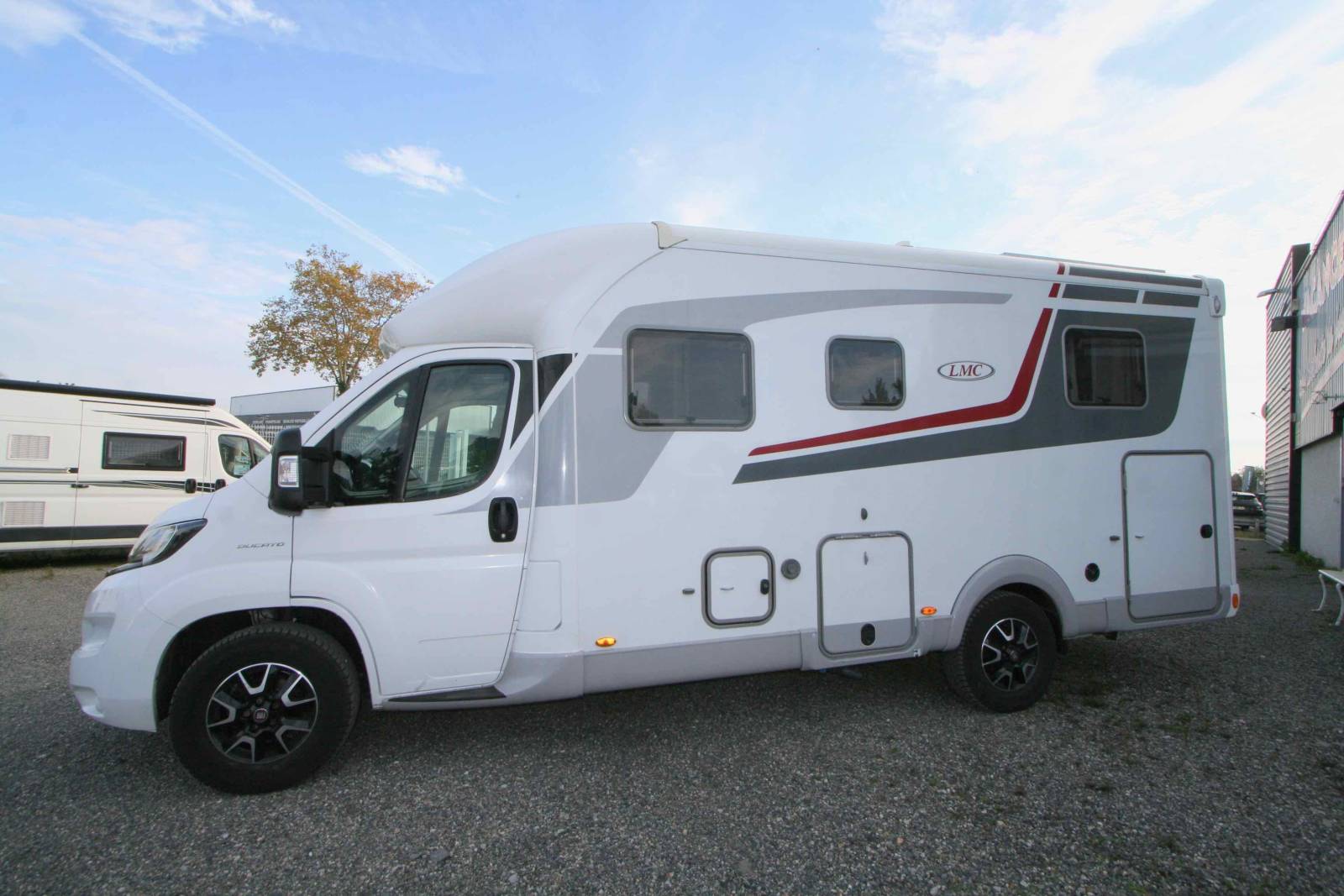 Camping-car profilé d'occasion, lit central, lit de pavillon, LMC Cruiser T692 G Confort, à Roques, proche de Toulouse (31)