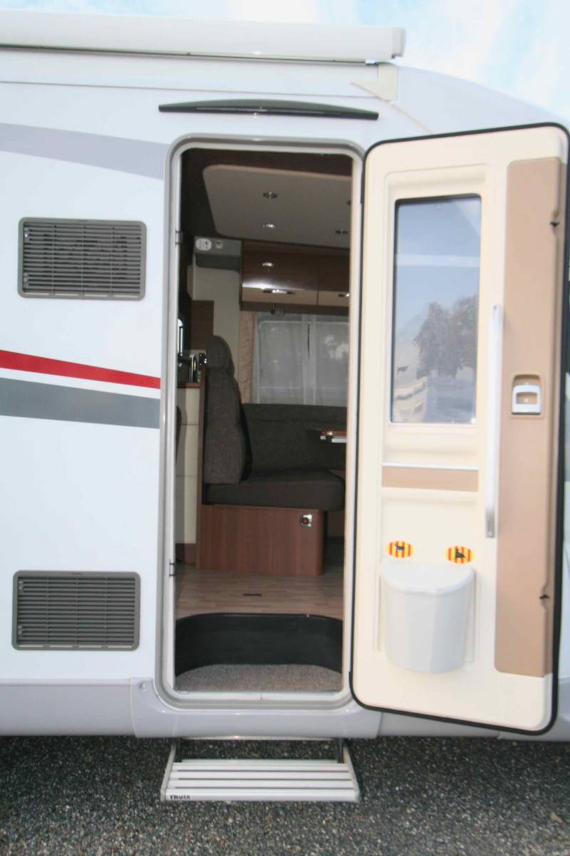 Camping-car profilé d'occasion, lit central, lit de pavillon, LMC Cruiser T692 G Confort, à Roques, proche de Toulouse (31)