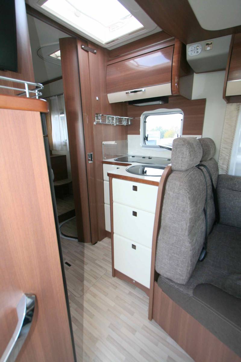 Camping-car profilé d'occasion, lit central, lit de pavillon, LMC Cruiser T692 G Confort, à Roques, proche de Toulouse (31)