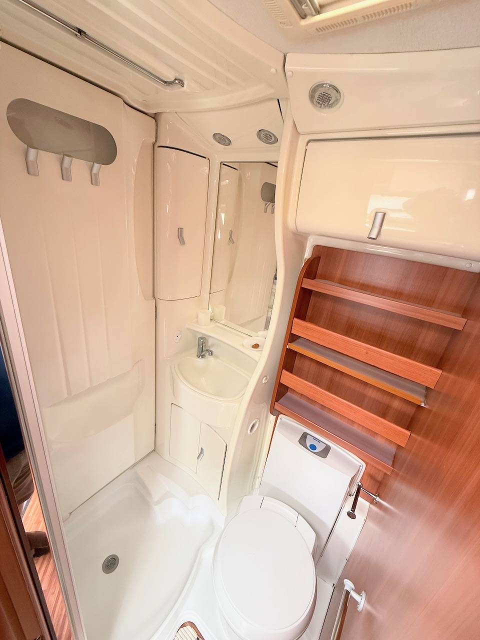 Vend Camping-car profilé occasion, lit transversal, lit de pavillon, 3 couchages, moins de 6 m, Laika X 595 R, à Roques proche de Toulouse (31)