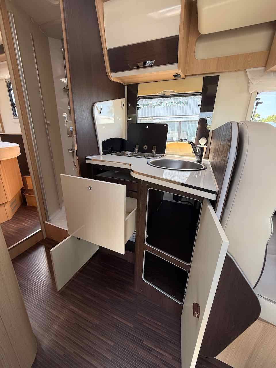 Achat Camping-car profilé occasion, lit central, lit de pavillon, 5 places, Mc Louis MC4 279, à Roques proche de Toulouse (31)