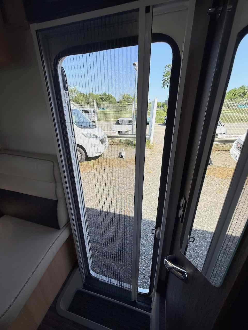 Vend Camping-car profilé occasion, lit central, lit de pavillon, 5 places, Mc Louis MC4 279, à Roques proche de Toulouse (31)