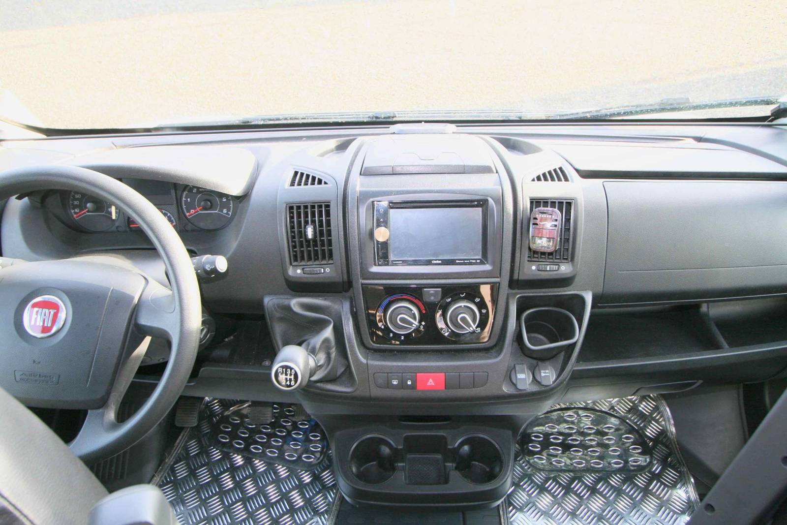 Vend Camping-car profilé occasion, lit central, 4 couchages, moins de 7 m Mc Louis MC4 68 Diamond, chez Vacances et Loisirs, à Roques proche de Toulouse (31)