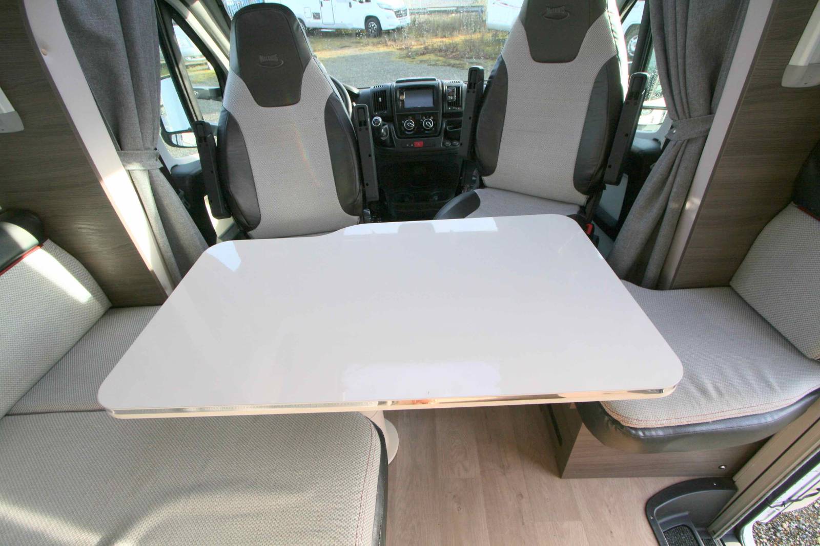 Camping-car profilé occasion, lit central, 4 couchages, moins de 7 m Mc Louis MC4 68 Diamond, chez Vacances et Loisirs, à Roques proche de Toulouse (31)