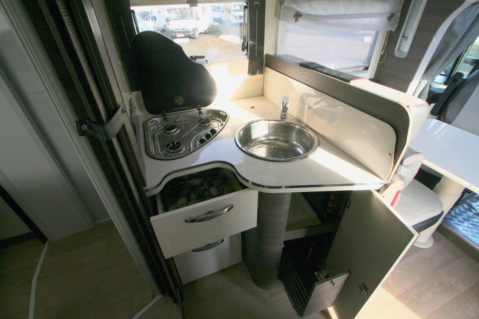 Camping-car profilé occasion, lit central, 4 couchages, Climatisation cellule moins de 7 m Mc Louis MC4 68 Diamond, chez Vacances et Loisirs, à Roques proche de Toulouse (31)