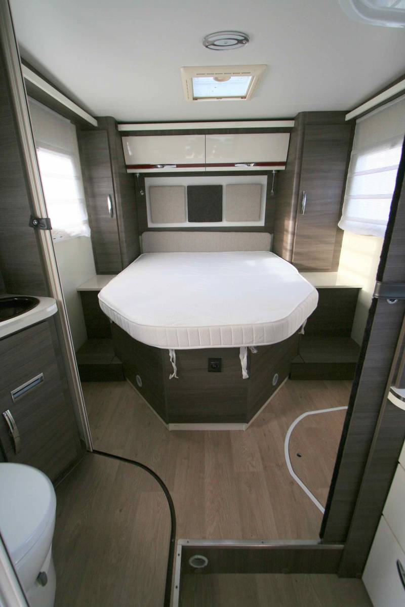 Camping-car profilé occasion, lit central, 4 couchages, moins de 7 m Mc Louis MC4 68 Diamond, chez Vacances et Loisirs, à Roques proche de Toulouse (31)