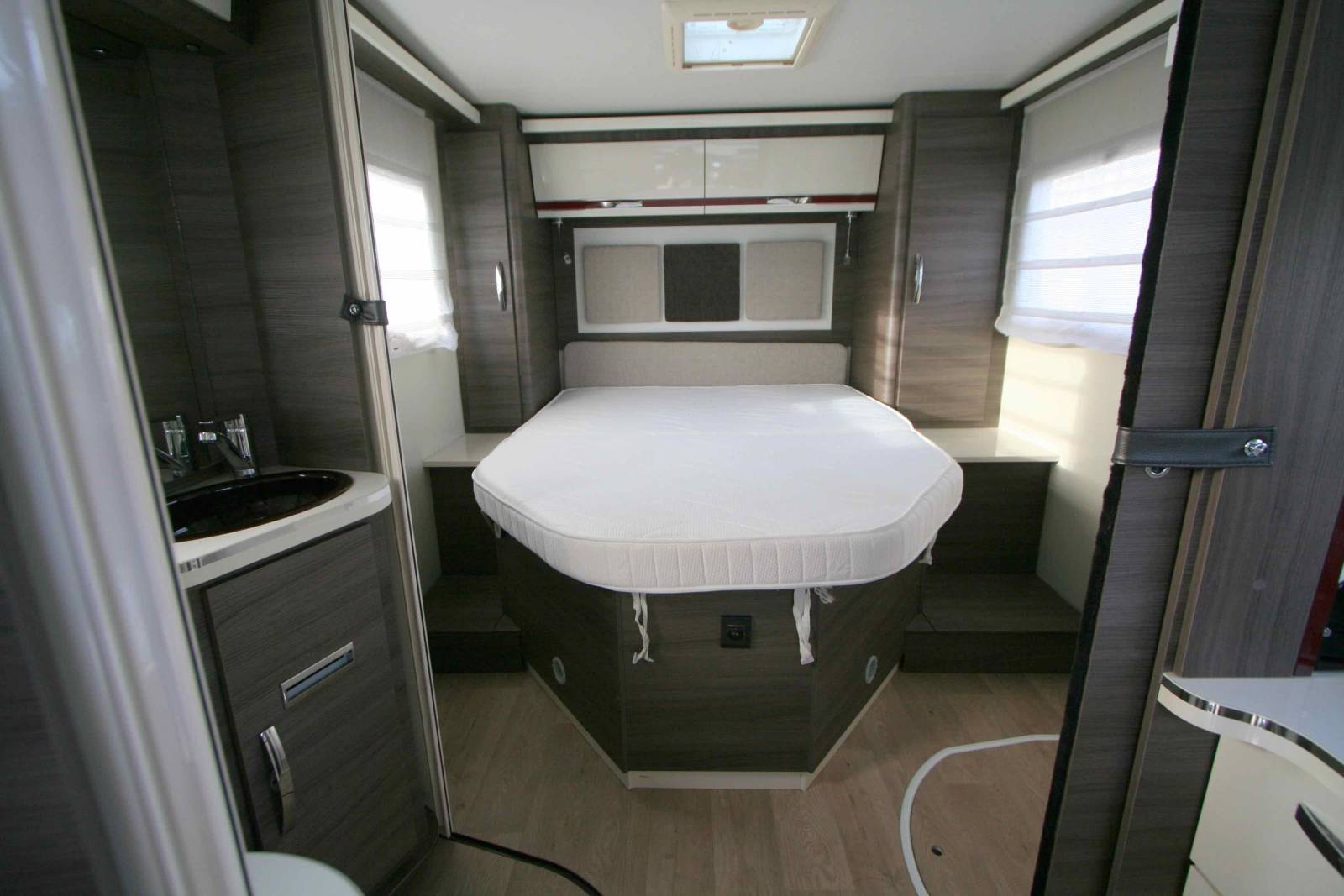 Vend Camping-car profilé occasion, lit central, 4 couchages, moins de 7 m Mc Louis MC4 68 Diamond, chez Vacances et Loisirs, à Roques proche de Toulouse (31)