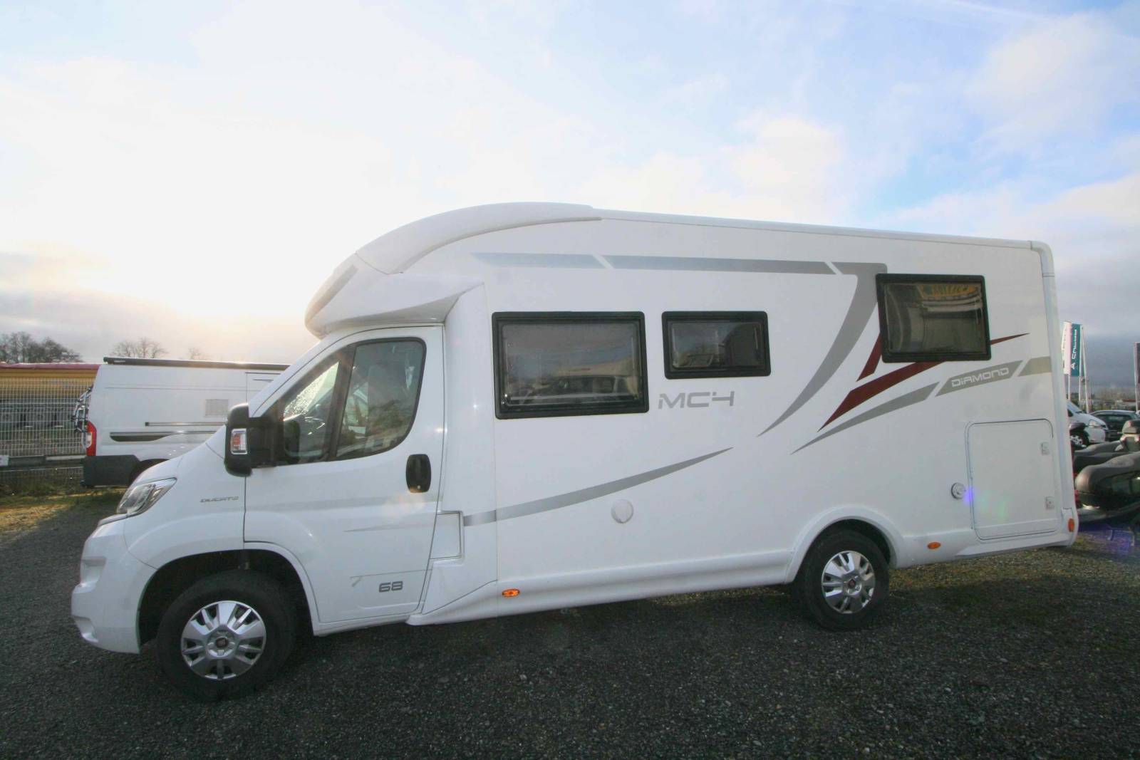 Camping-car profilé occasion, lit central, 4 couchages, moins de 7 m Mc Louis MC4 68 Diamond, chez Vacances et Loisirs, à Roques proche de Toulouse (31)